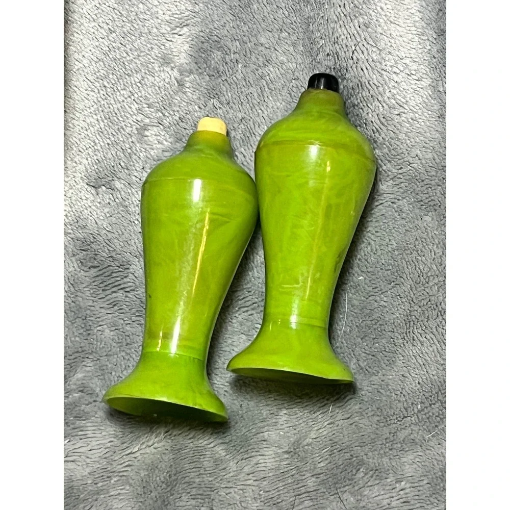 Vintage CARVANITE LA USA Green Plastic Salt Pepper‎ Shakers 4½ Inch MCM